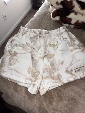 Women's Cream Tie-Dye Comfrt Shorts